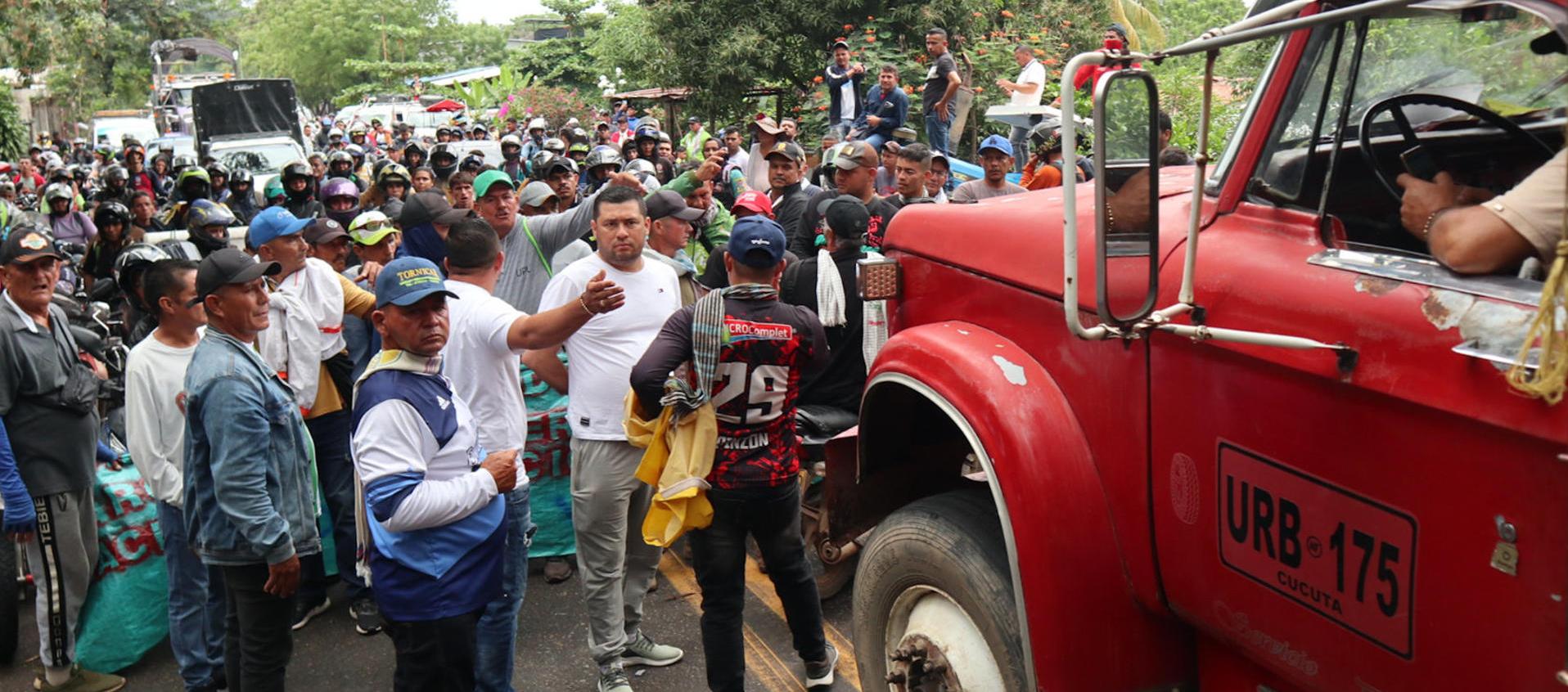 Productores de arroz bloquean carretera en Norte de Santander.