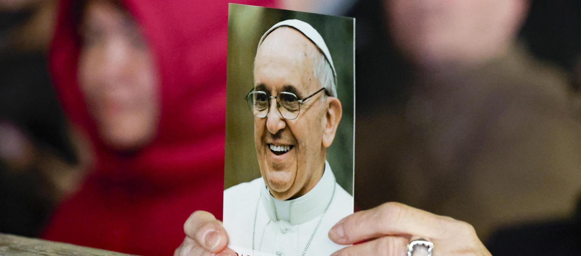 Los fieles asisten a una oración del Rosario por la salud del Papa Francisco en Roma.