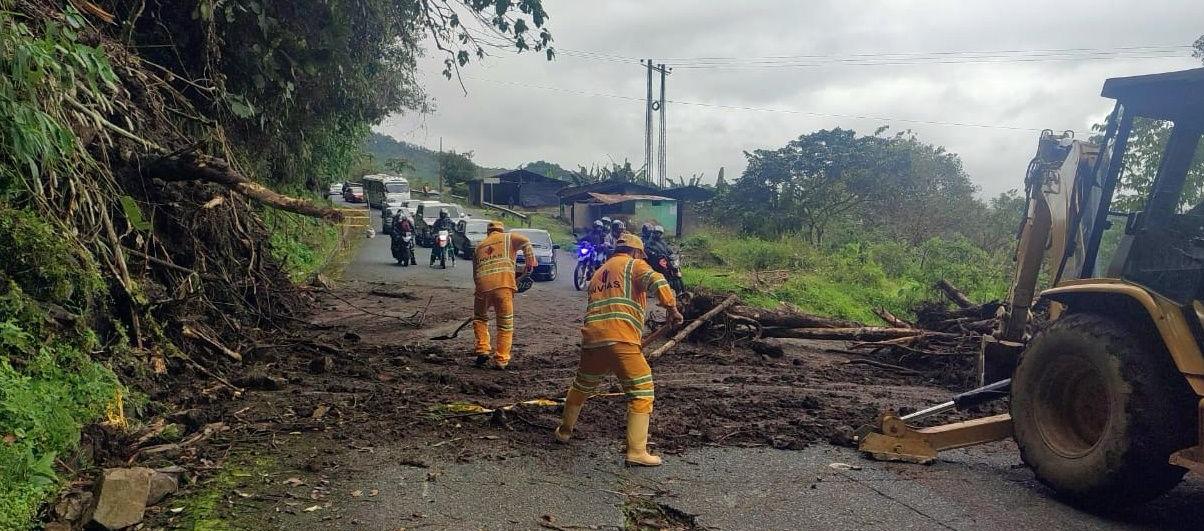 Personal del Invías atiende las emergencias en las carreteras a su cargo en el país. 