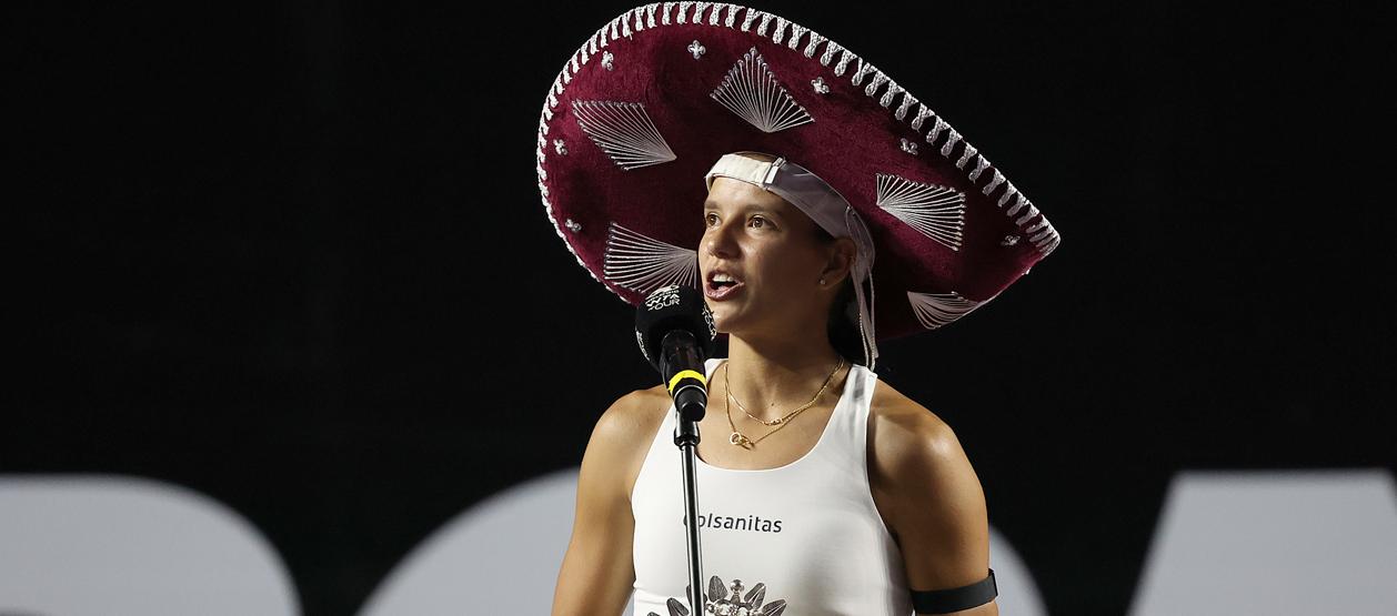 La tenista colombiana Emiliana Arango durante la ceremonia de premiación.