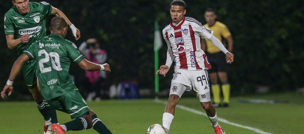 José Enamorado intenta avanzar ante la marca de Miguel Amaya. 