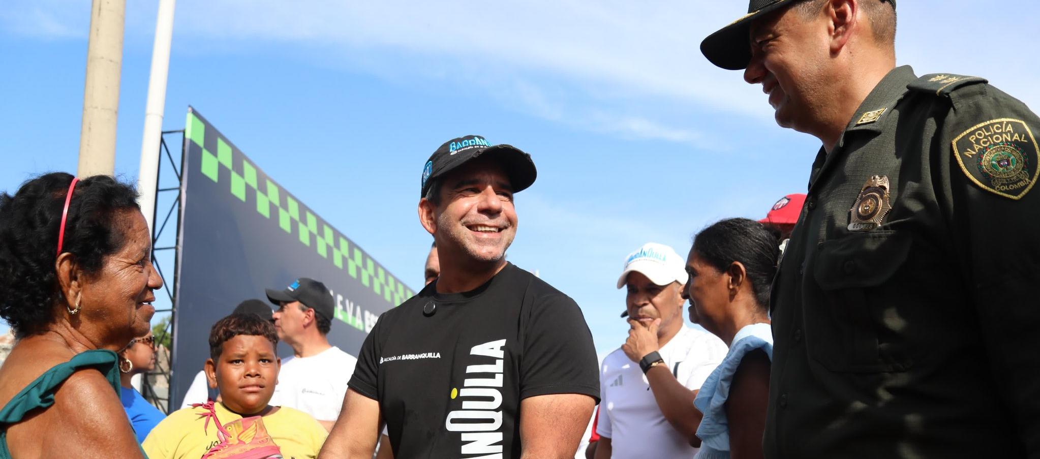 Alcalde Char durante el anuncio de la estación de Policía.