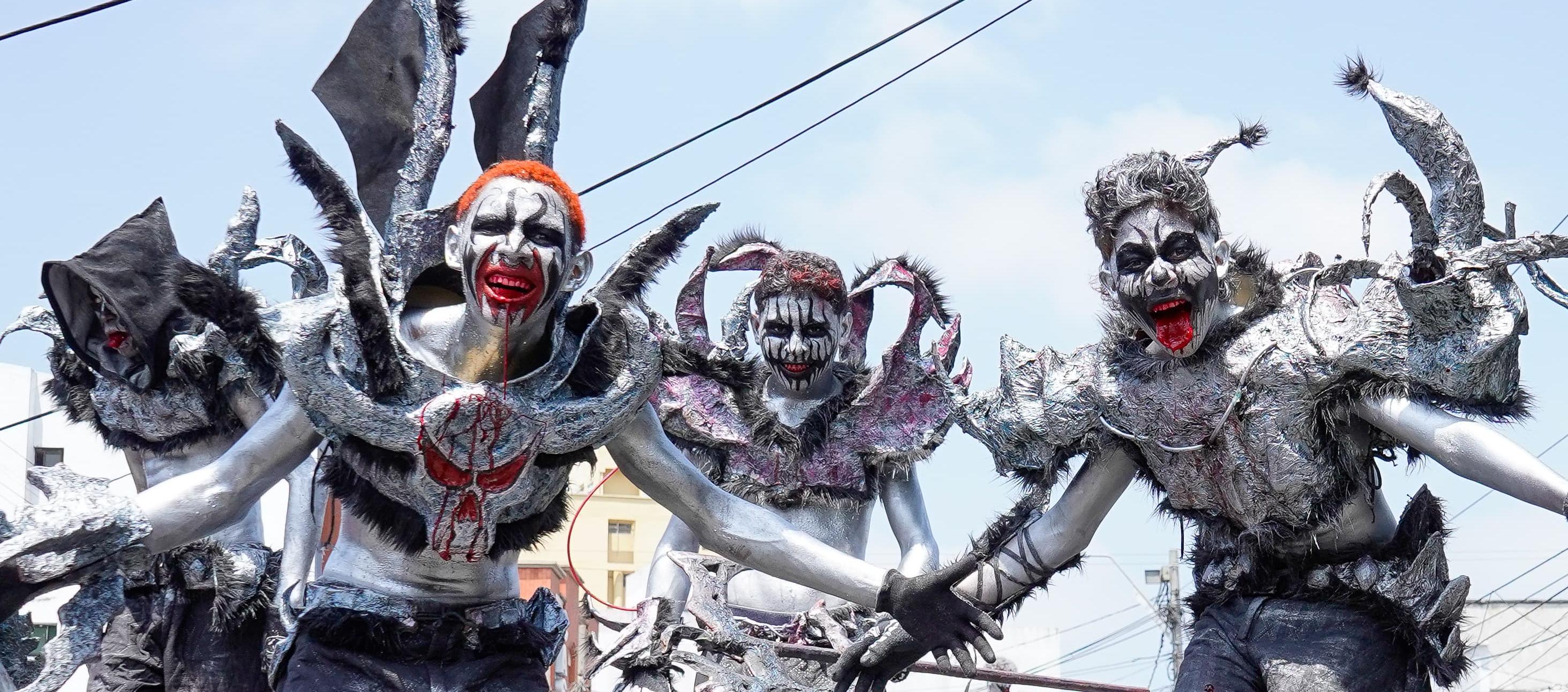 Dimensión Plateada abrió el desfile en la Gran Parada 'Carlos Franco'.