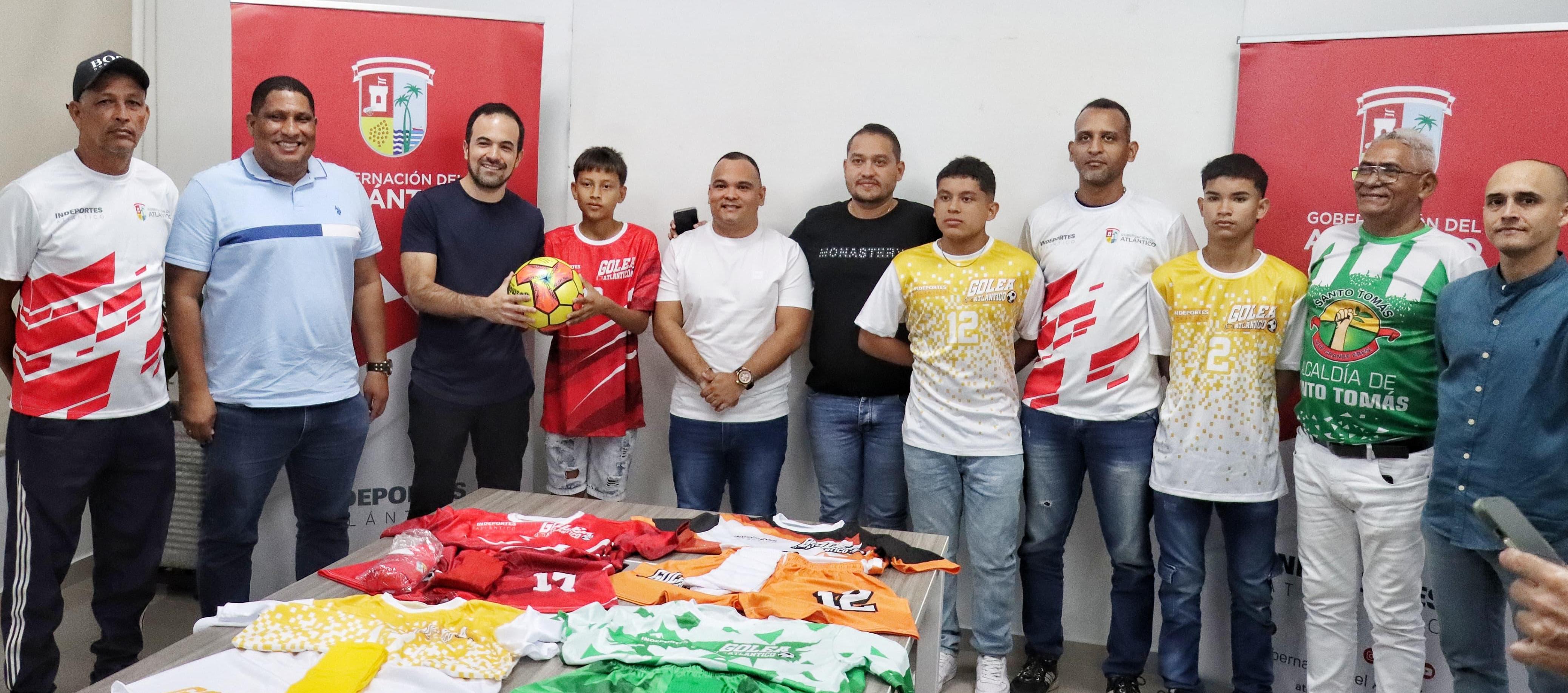 El director de Indeportes Atlántico, Iván Urquijo, hizo entrega de los uniformes a los equipos participantes. 