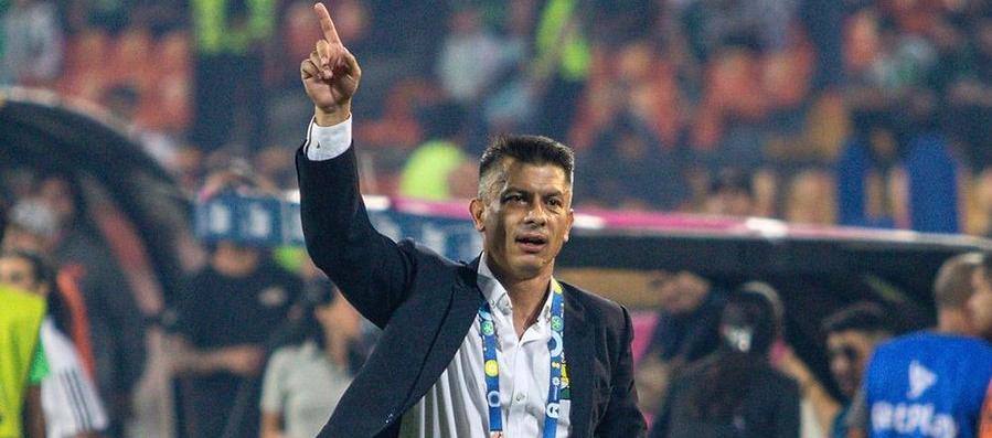 Gustavo Florentín en un partido con Atlético Bucaramanga.