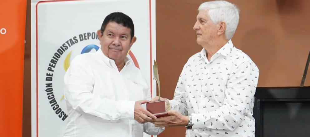 El extécnico del Junior, Julio Comesaña, recibió el galardón Hijo Adoptivo de Barranquilla en 2024.