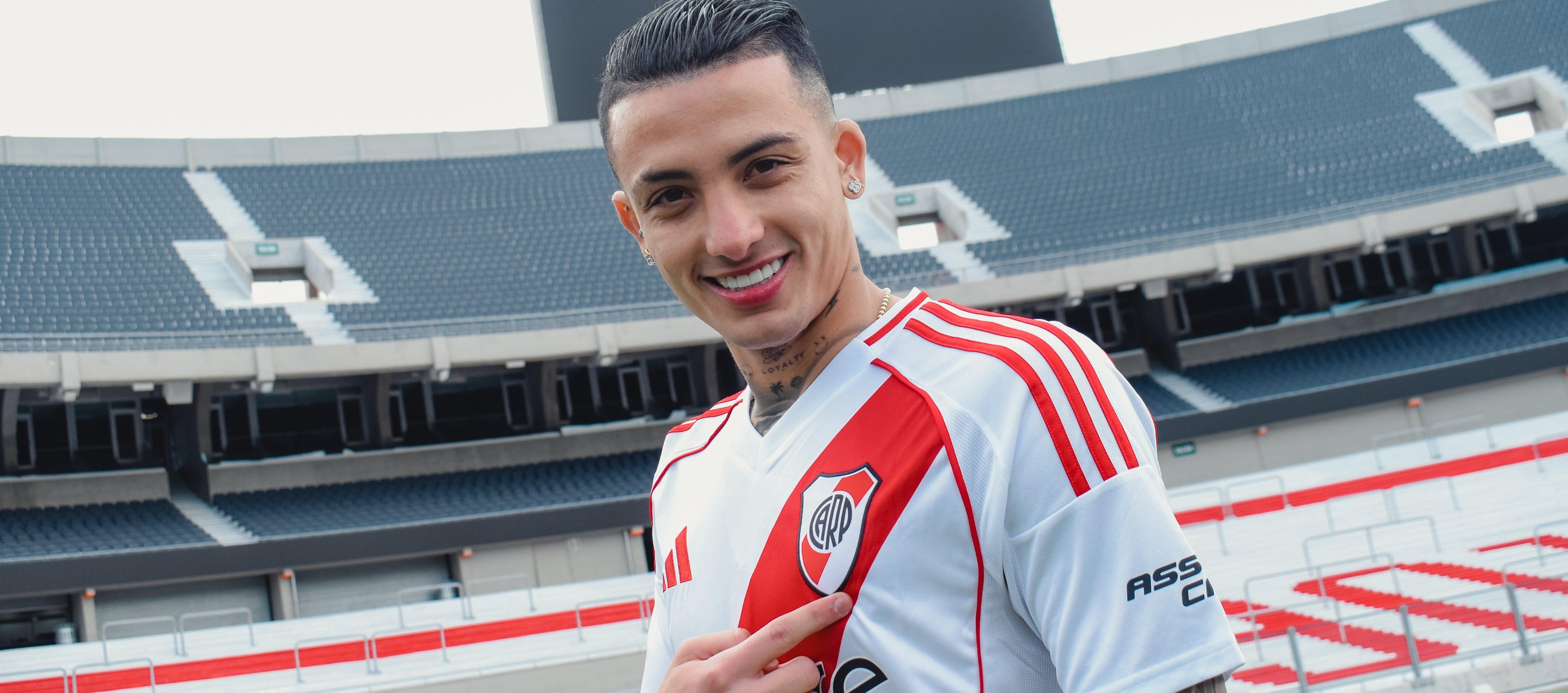El colombiano Kevin Castaño luciendo la camiseta de River Plate.