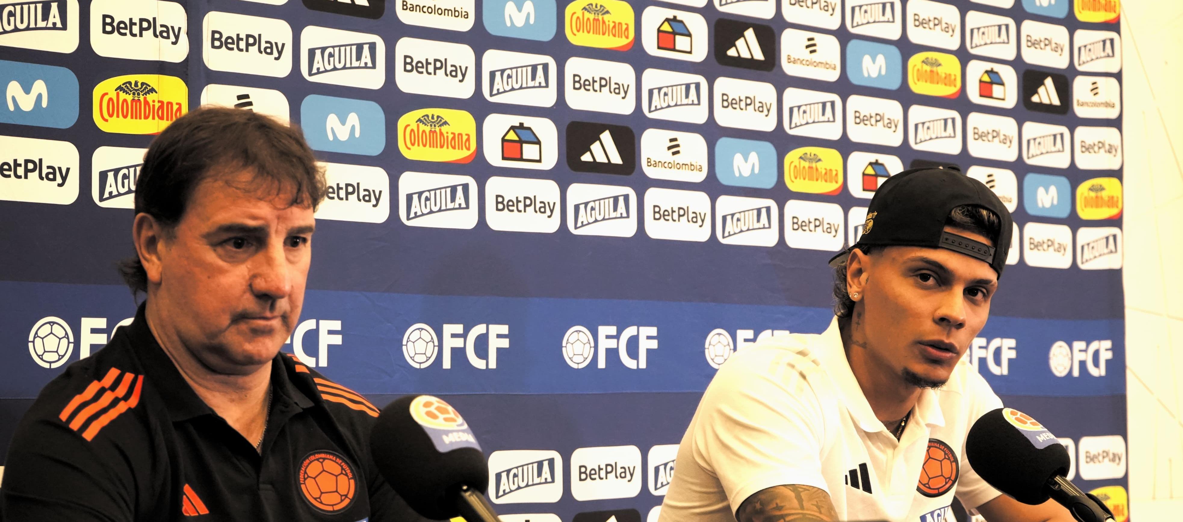 Néstor Lorenzo en rueda de prensa con el mediocampista Richard Ríos.