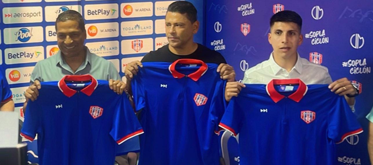 Alexis García con su asistente Gerardo Bedoya y su preparador físico José Casas.