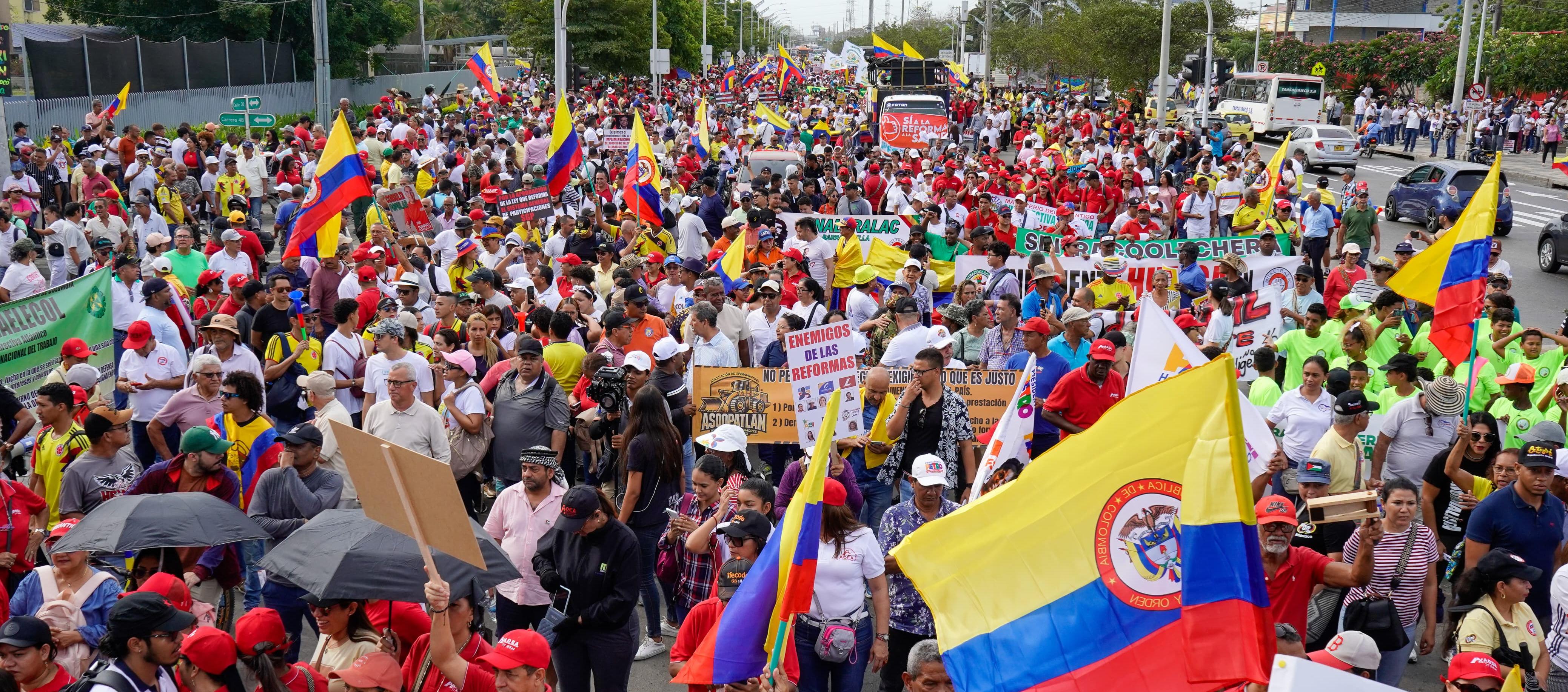 Decenas de personas acudieron a la marcha en favor de las reformas en Barranquilla. 