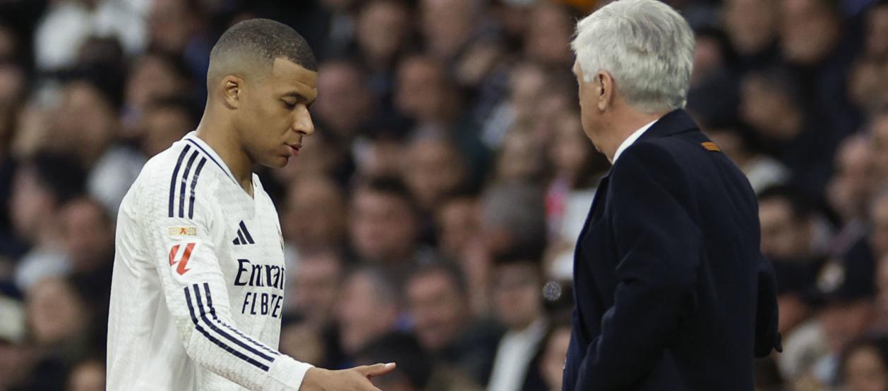 Kylian Mbappé se acerca a su entrenador Carlo Ancelotti en el partido contra el Rayo Vallecano.