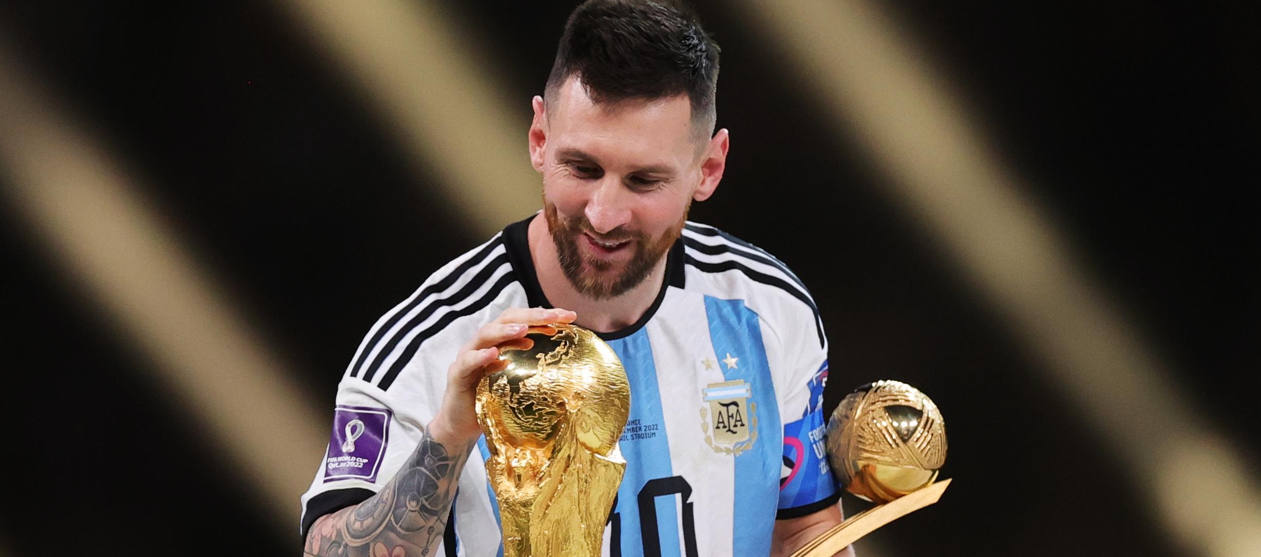 Lionel Messi con la Copa del Mundo que ganó con Argentina en Catar 2022.