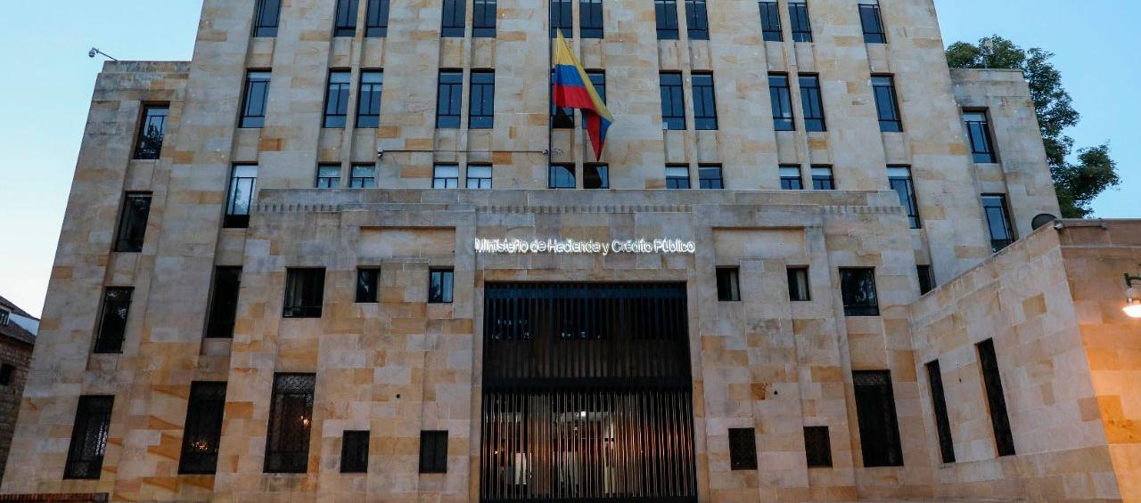 Fachada del Ministerio de Hacienda y Crédito Público, en Bogotá.