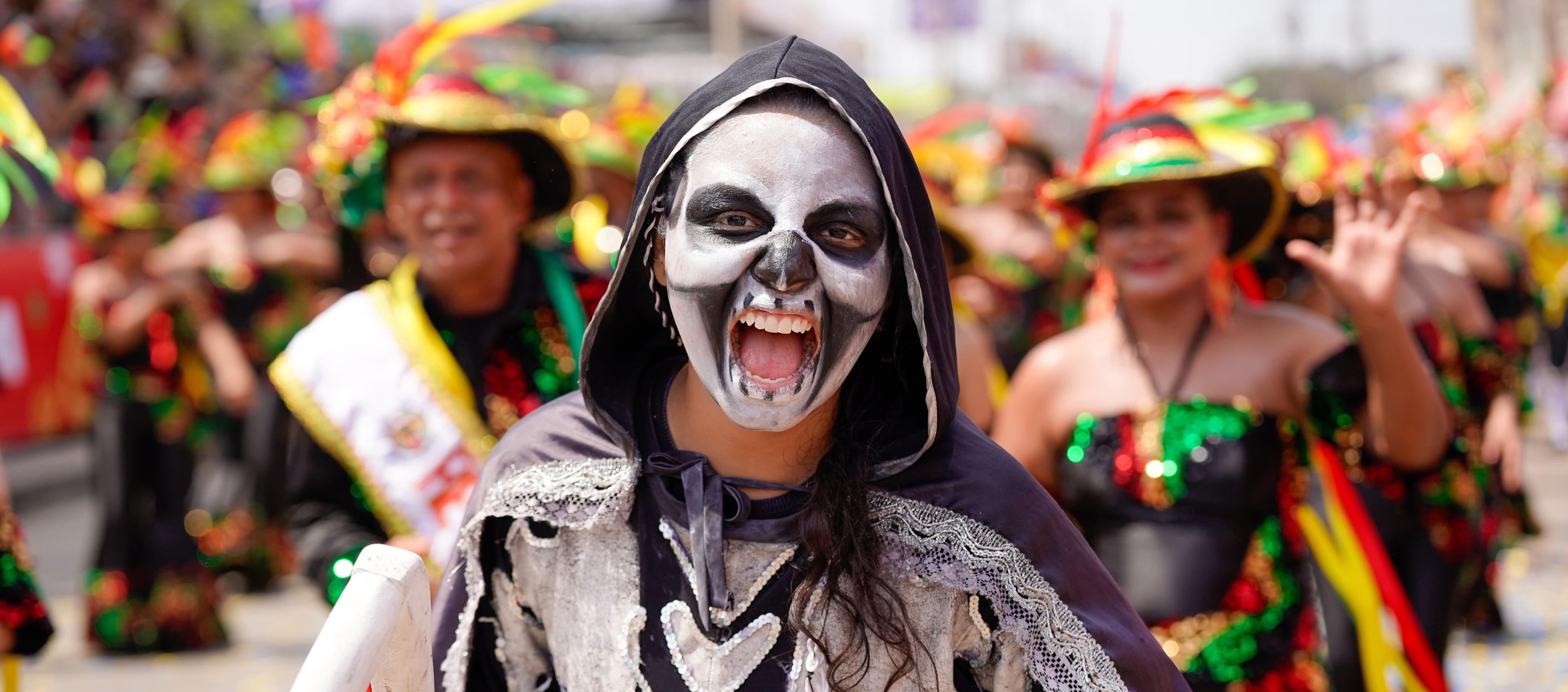Garabato del Colegio Marco Fidel Suárez durante la Batalla de Flores 2025.