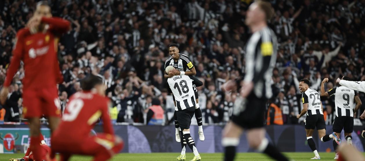 Los jugadores del Newcastle celebran tras derrotar al Liverpool.