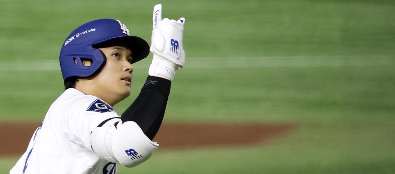 Shohei Ohtani recorre las bases tras batear jonrón en el quinto inning.