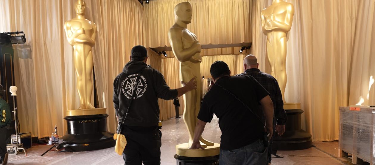 Una estatua del Óscar es transportada durante los preparativos para la ceremonia de este domingo.