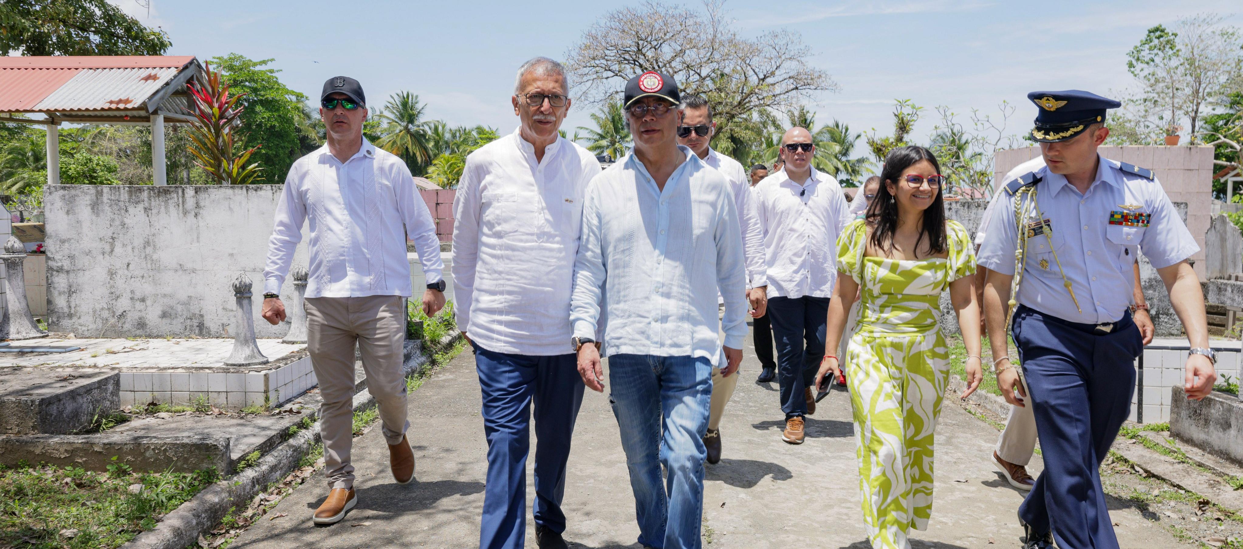 El Presidente Gustavo Petro en su recorrido por Bocas del Toro.