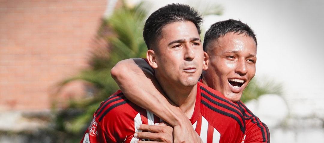 El paraguayo Guillermo Paiva y Carlos Cantillo celebran el gol del empate del Junior. 