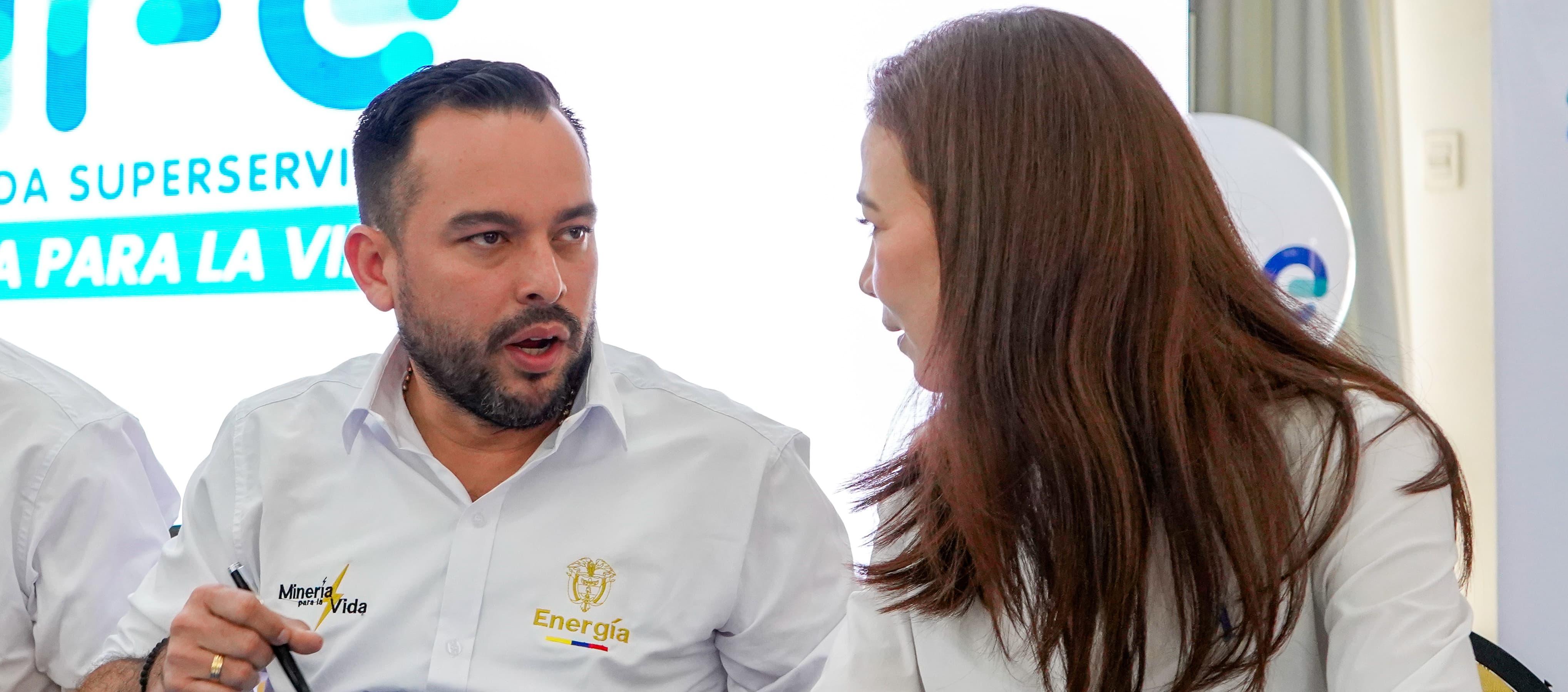 Edwin Palma, ministro de Minas y Energías, en compañía de Diana Bustamante, agente interventora de Air-e.