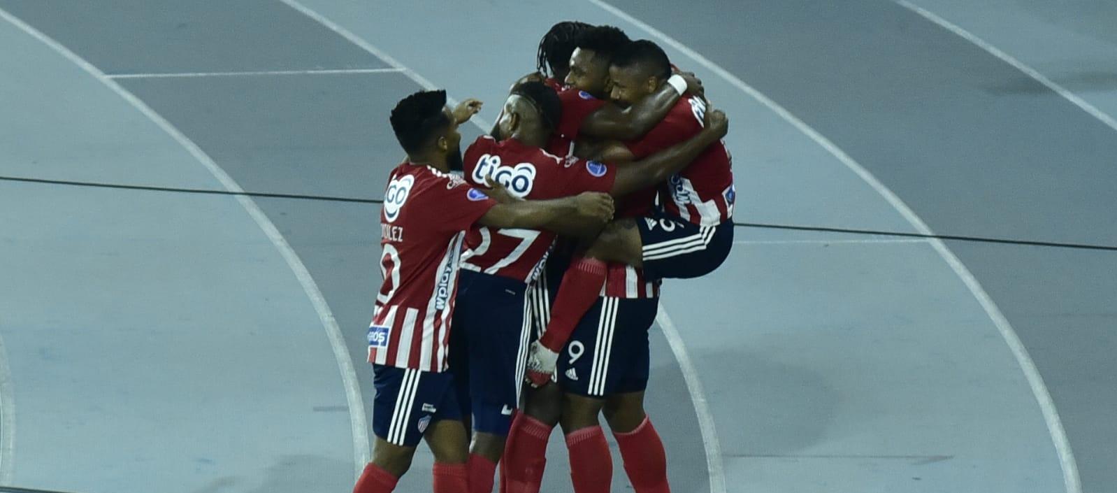 Jugadores de Junior celebran un gol marcado a La Equidad, en la serie disputada en 2022.