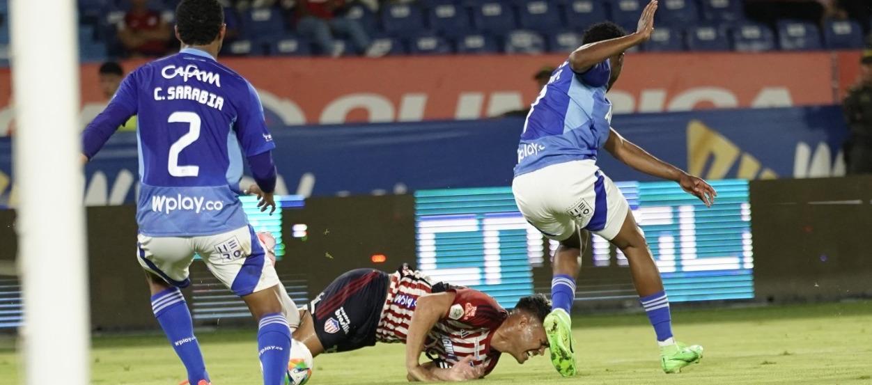 La falta de Félix Charrupí sobre Teófilo Gutiérrez que fue sancionada como pena máxima.  