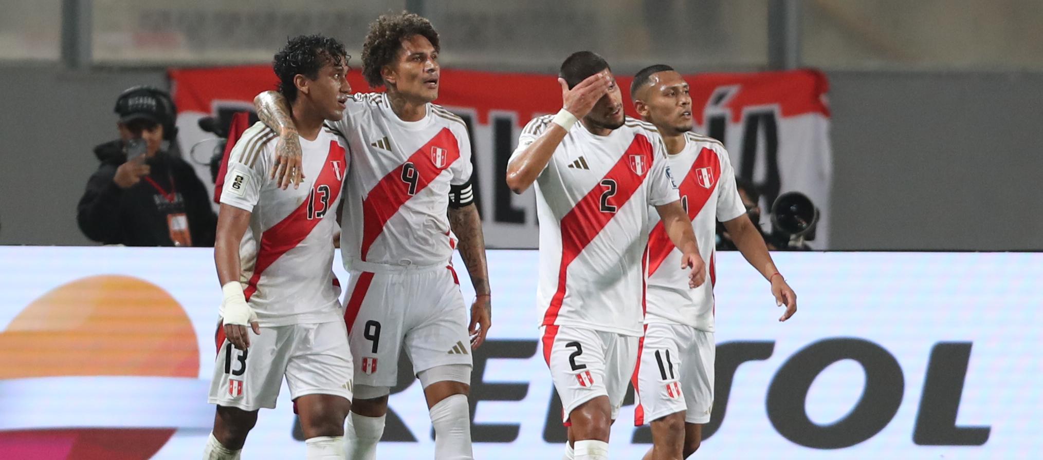 Jugadores peruanos celebran uno de los goles contra Bolivia, en la fecha anterior.