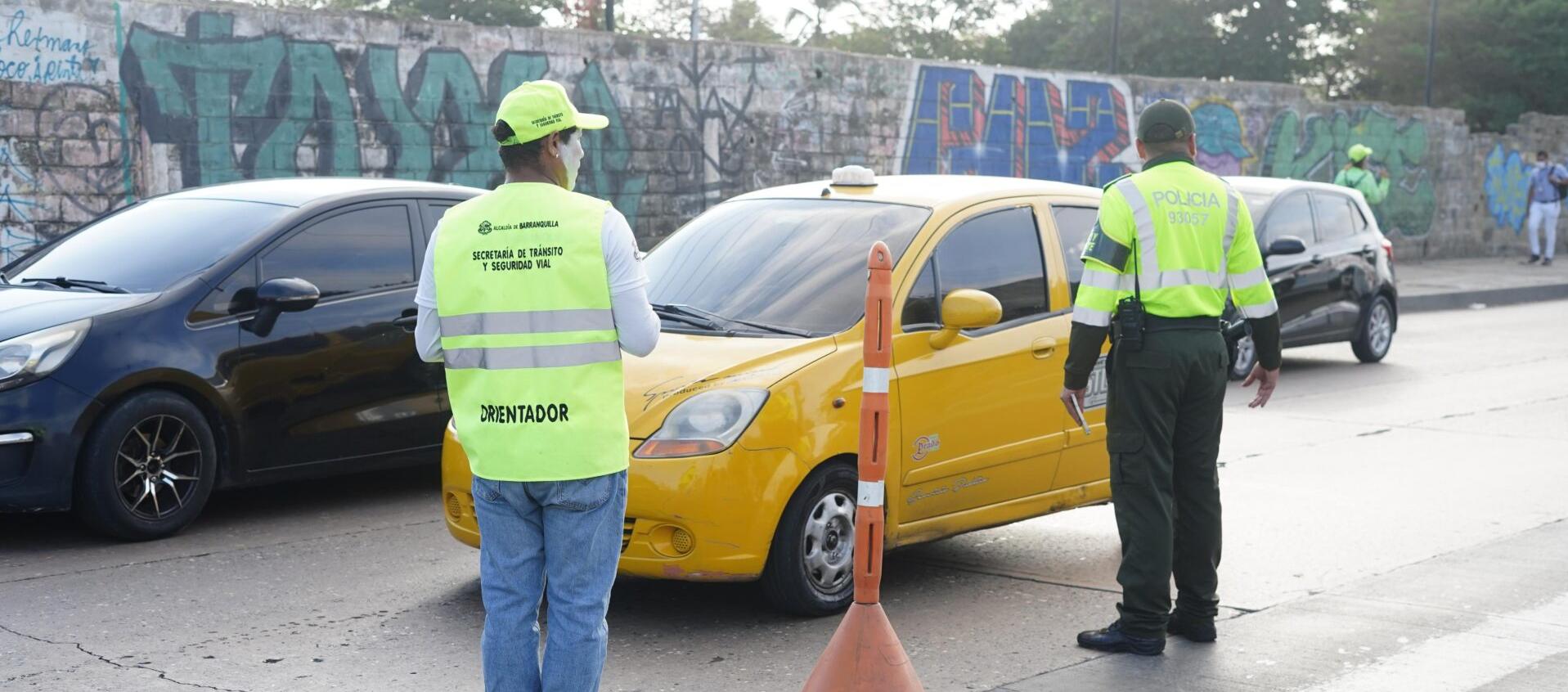 Policía de tránsito y orientadores de movilidad en controles en la Vía 40.