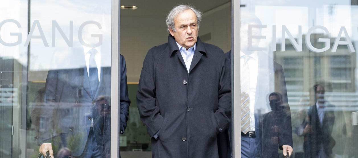 El exfutbolista francés Michel Platini a su salida del tribunal de Muttenz (Suiza).