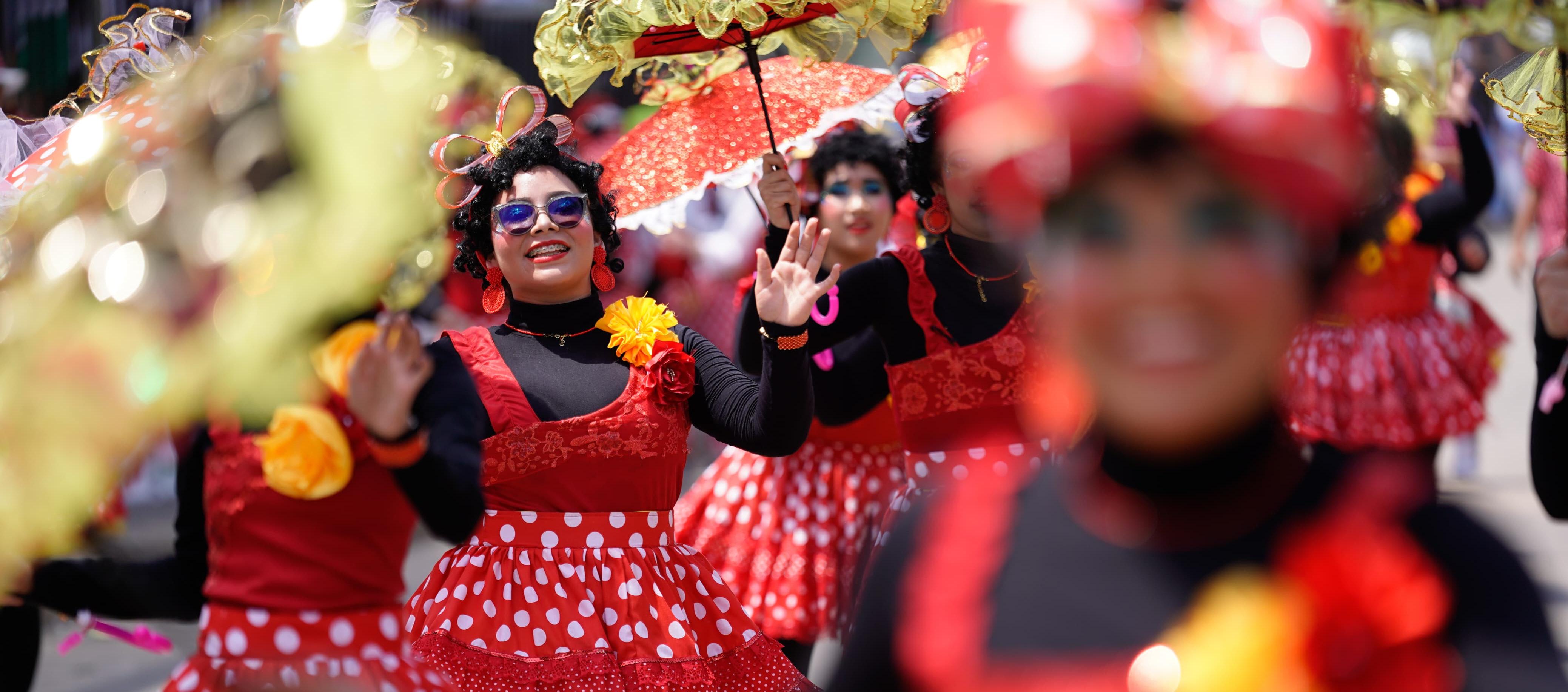 Las Negritas Puloy del barrio Montecristo desfilando en la Vía 40.