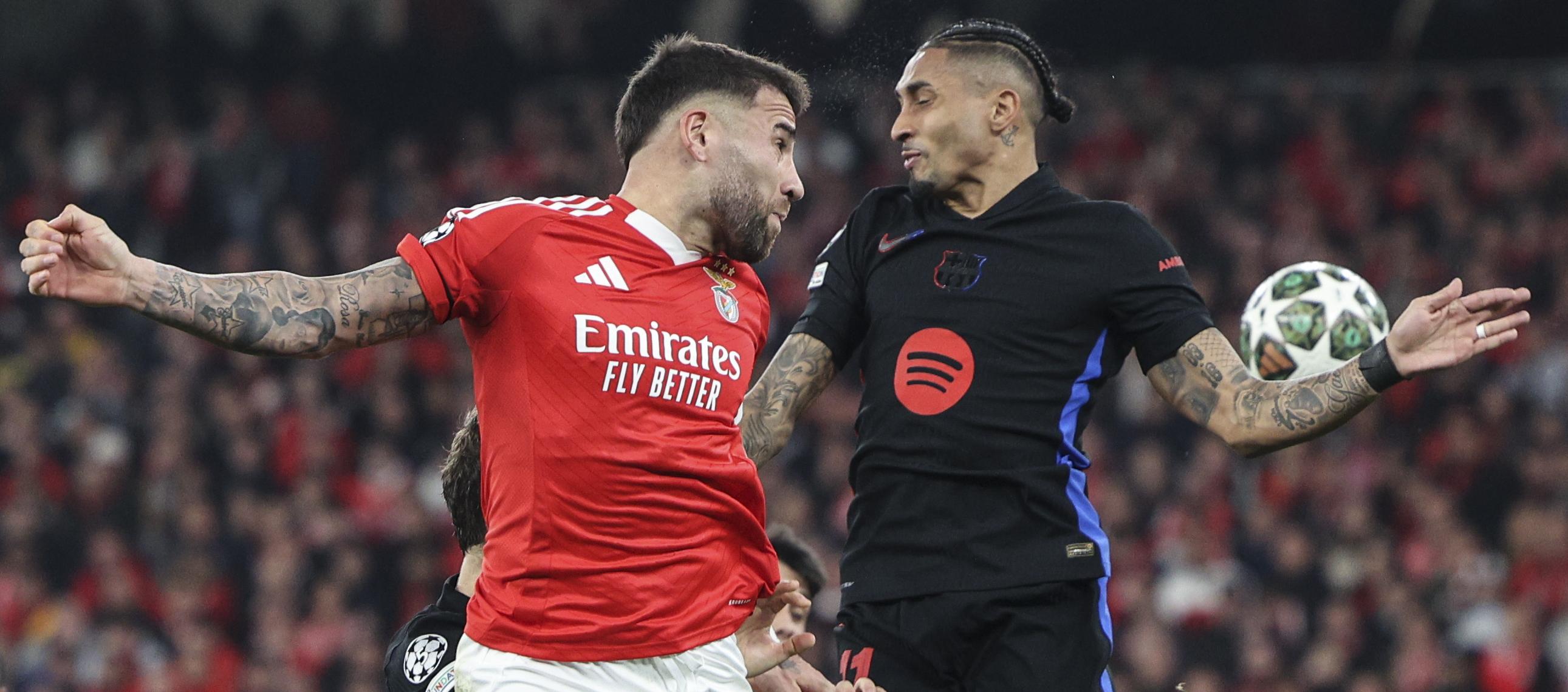 Raphinha, autor del gol del Barcelona, disputa la pelota con Nicolás Otamendi. 