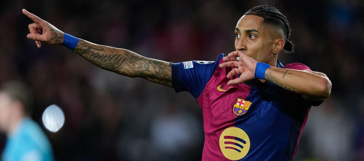 El brasileño Raphinha marcó un doblete contra el Benfica. 