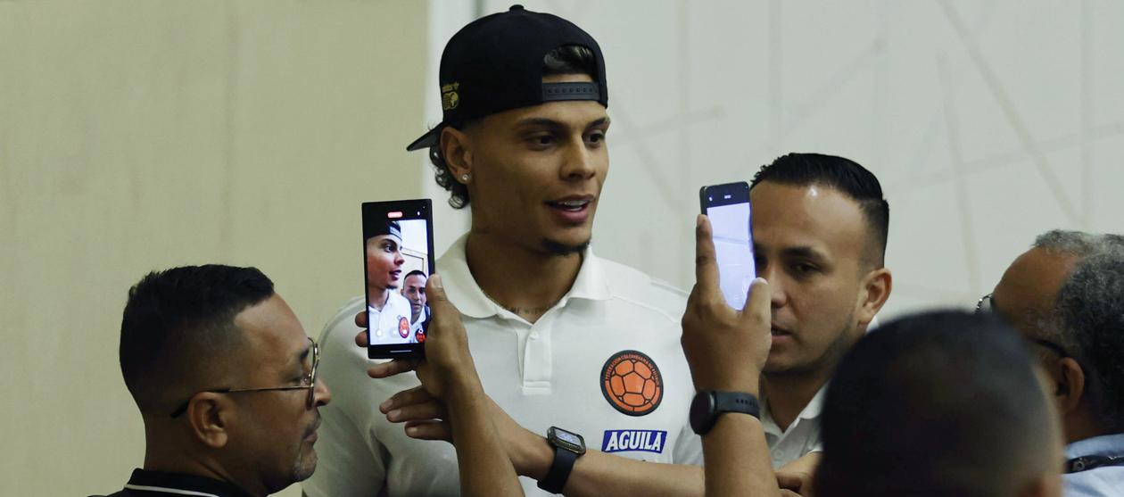 Richard Ríos asediado por varios aficionados de la Selección Colombia.