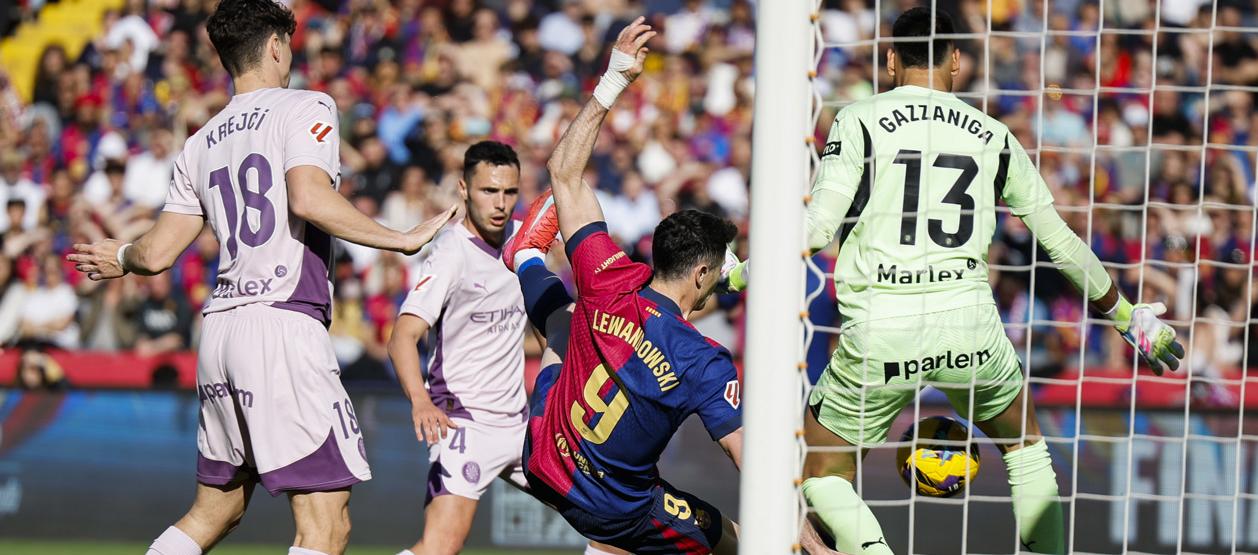 Robert Lewandowski marca el segundo gol del Barcelona ante el Girona.