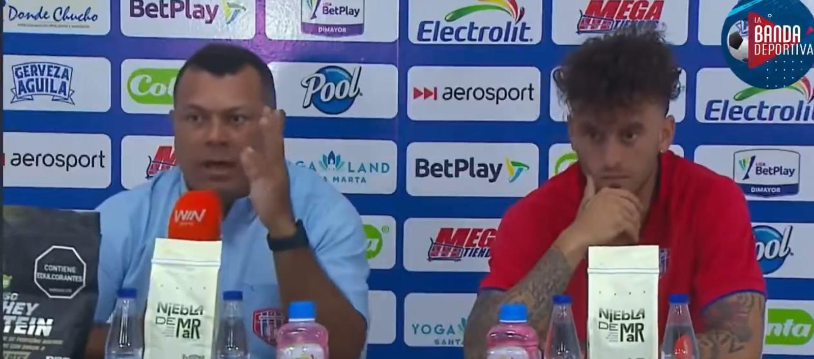 Carlos Silva, técnico (e) del Unión Magdalena, con el jugador Cristian Sención.
