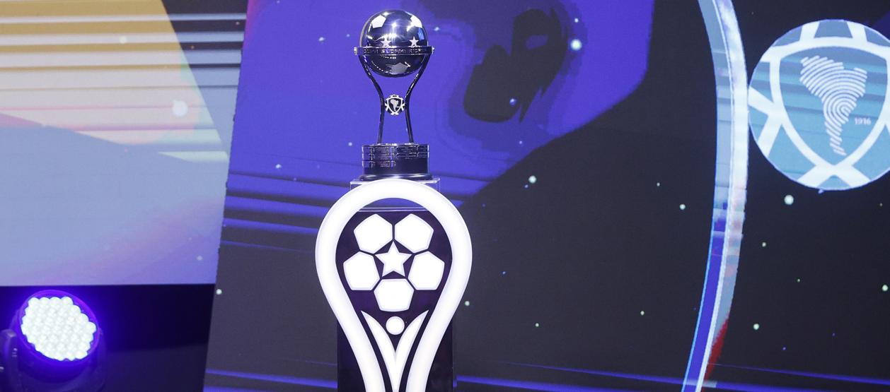 El trofeo de la Copa Sudamericana exhibido durante el sorteo celebrado en Luque.