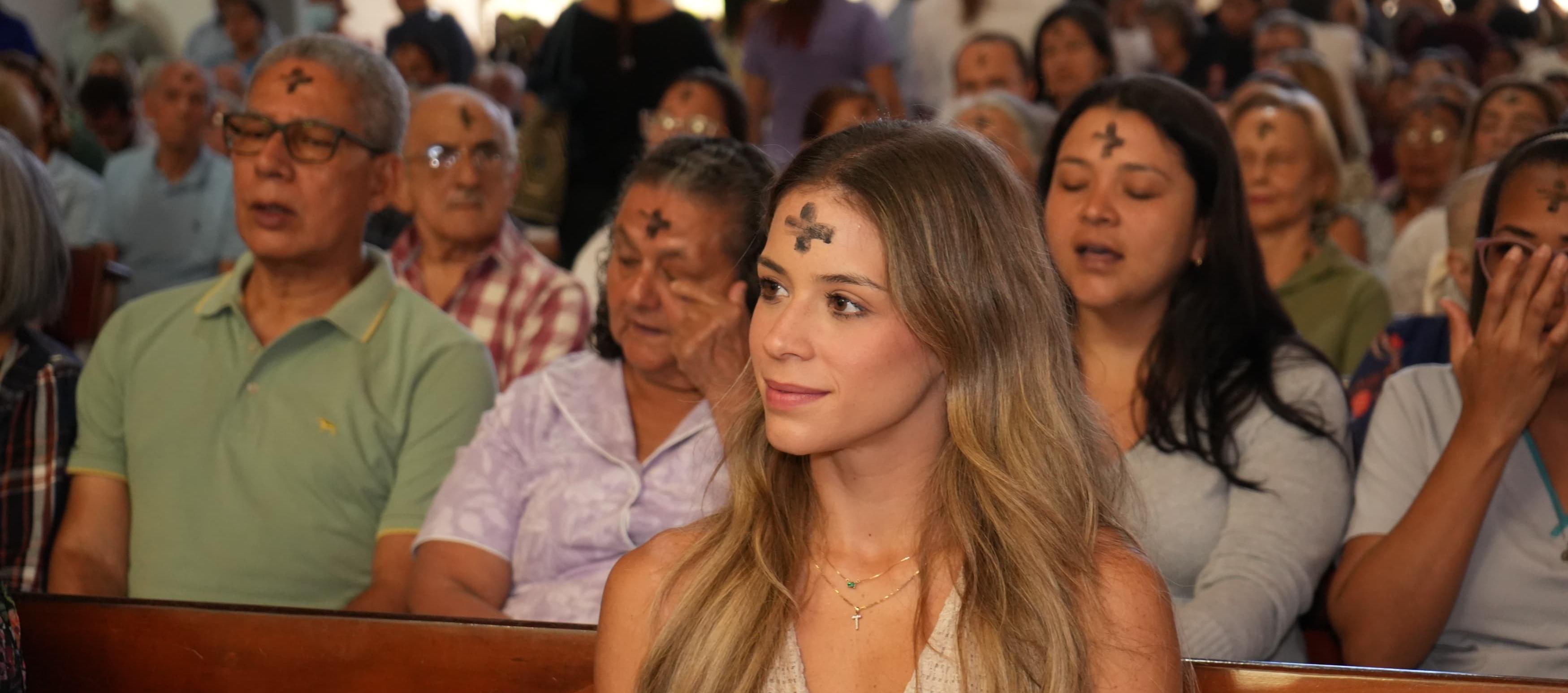 Reina Tatiana Angulo durante la imposición de la cruz de ceniza en la Torcoroma. 