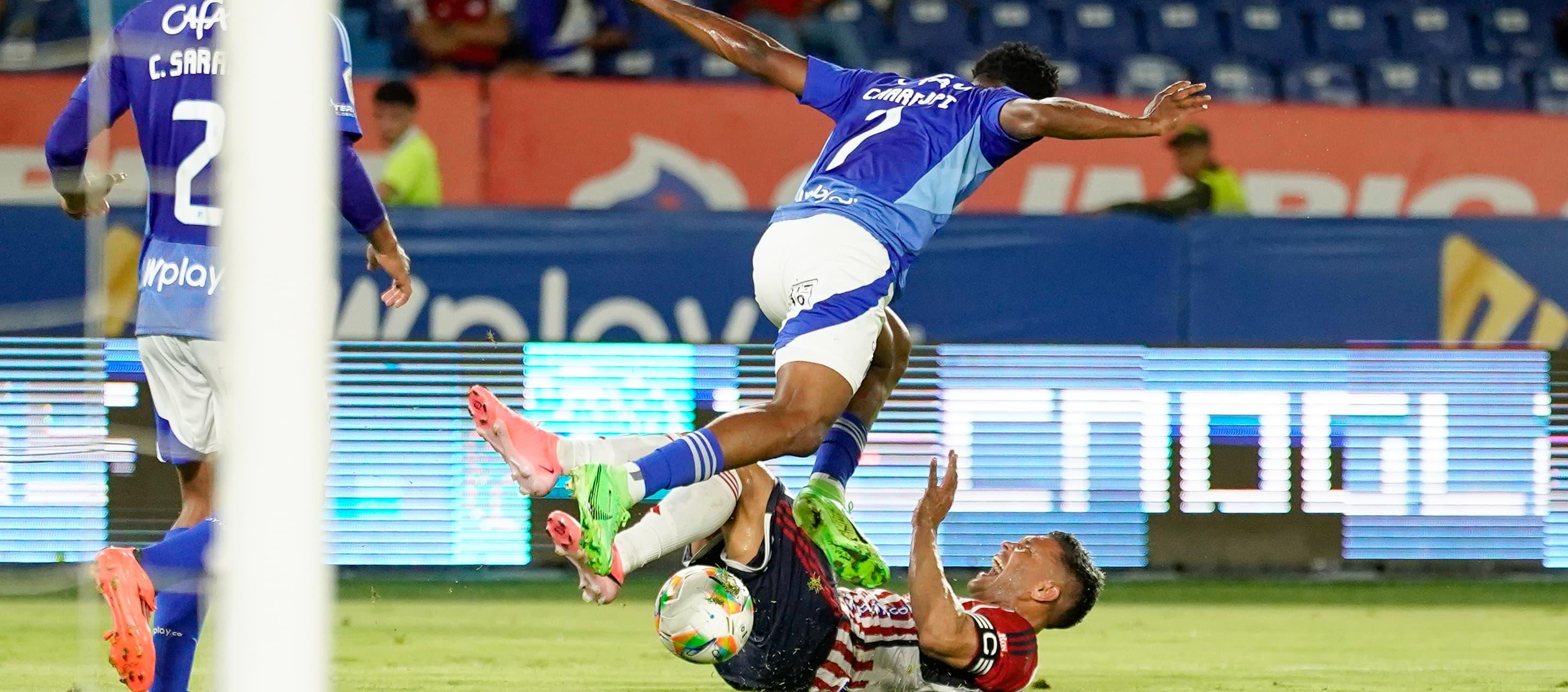 La falta de Félix Charrupí sobre Teófilo Gutiérrez, sancionada como pena máxima. 