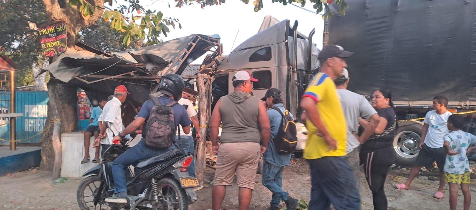 Tractomula chocó con una tienda en Malambo. 