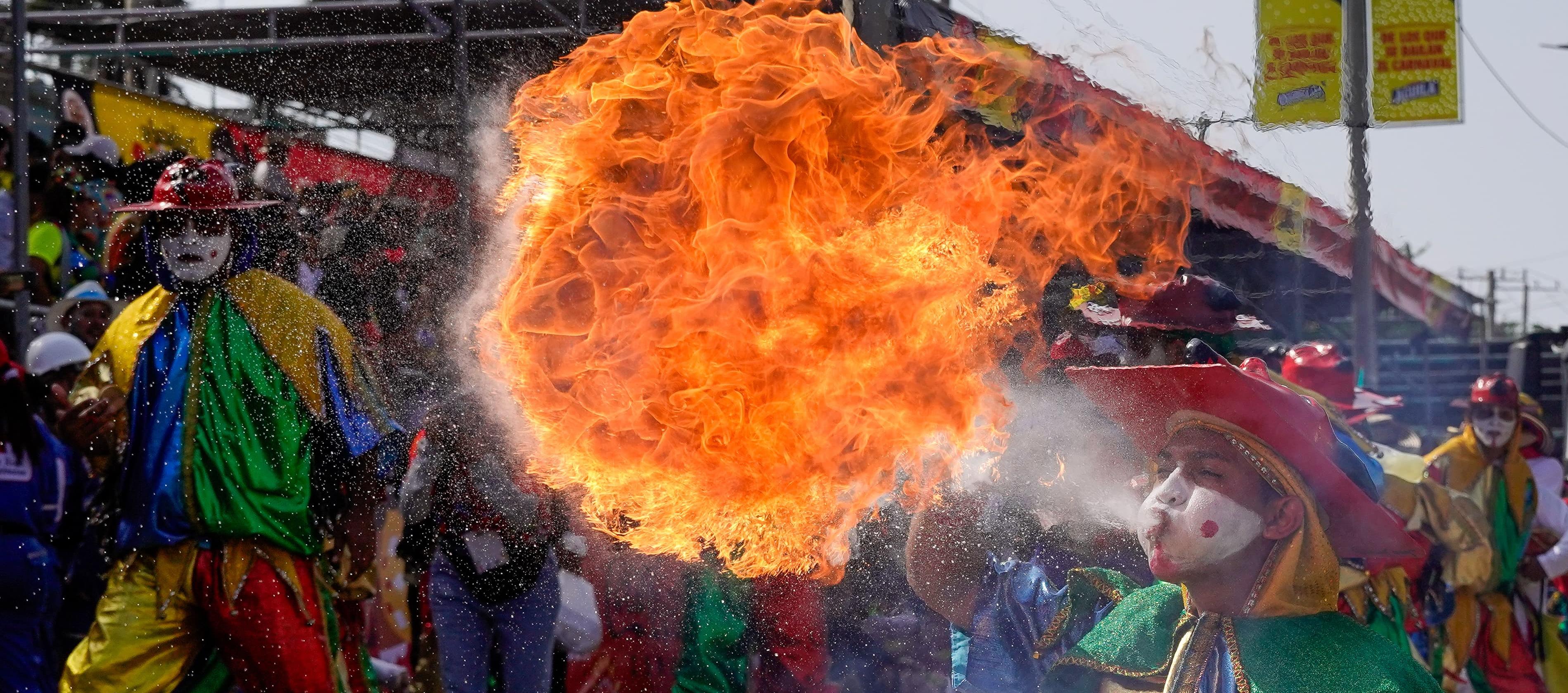 Los diablos arlequines con su espectáculo de fuego.