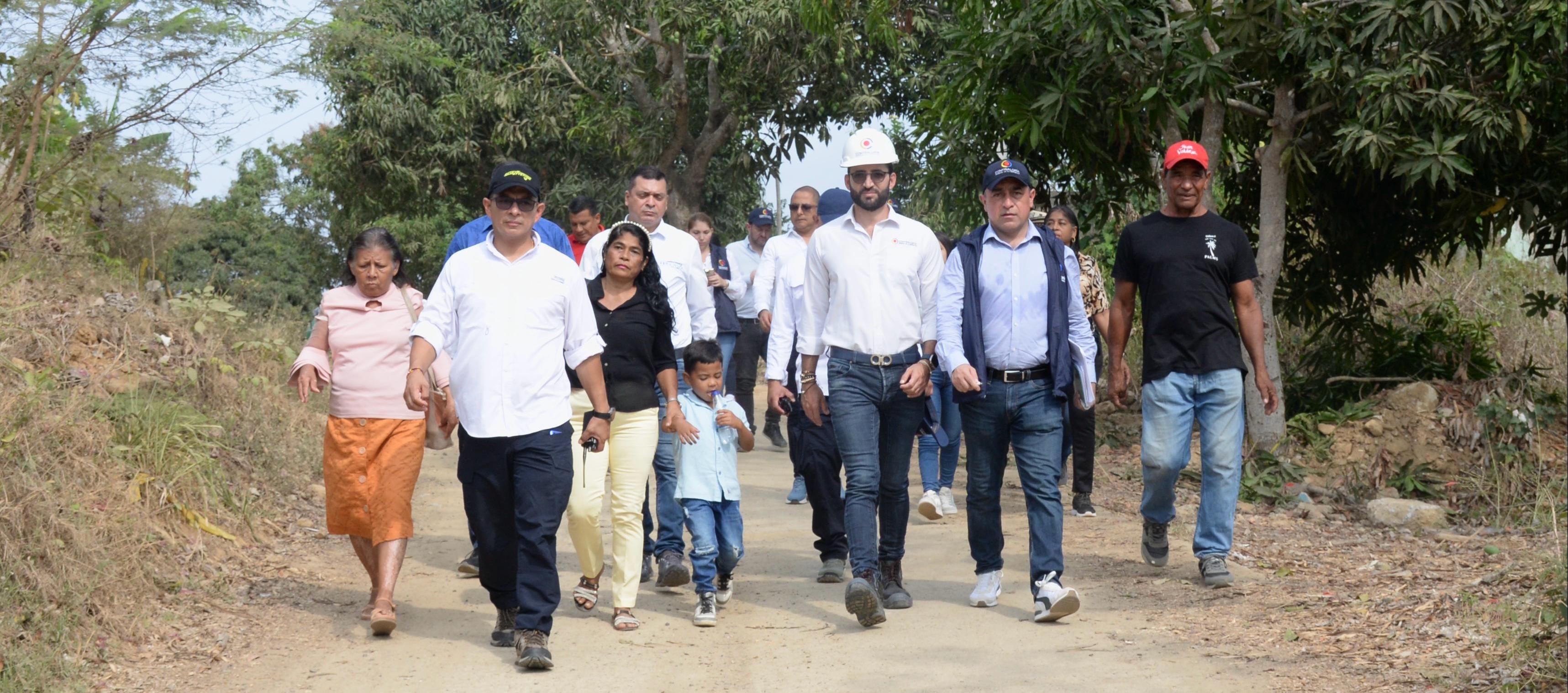 Vicecontralor Carlos Zuluaga en su visita a Piojó con los damnificados. 