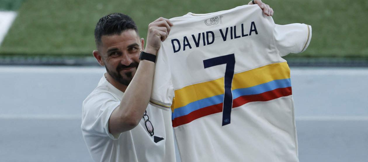 David Villa con la camiseta de la Selección Colombia que le obsequiaron.