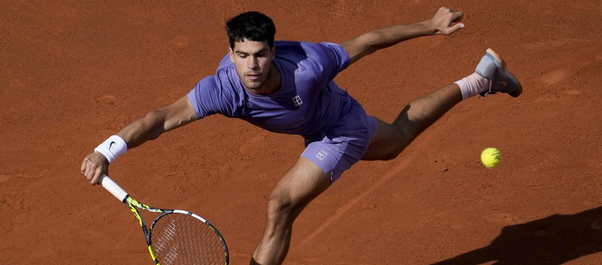 Carlos Alcaraz en acción de juego este viernes en el Abierto de Barcelona.