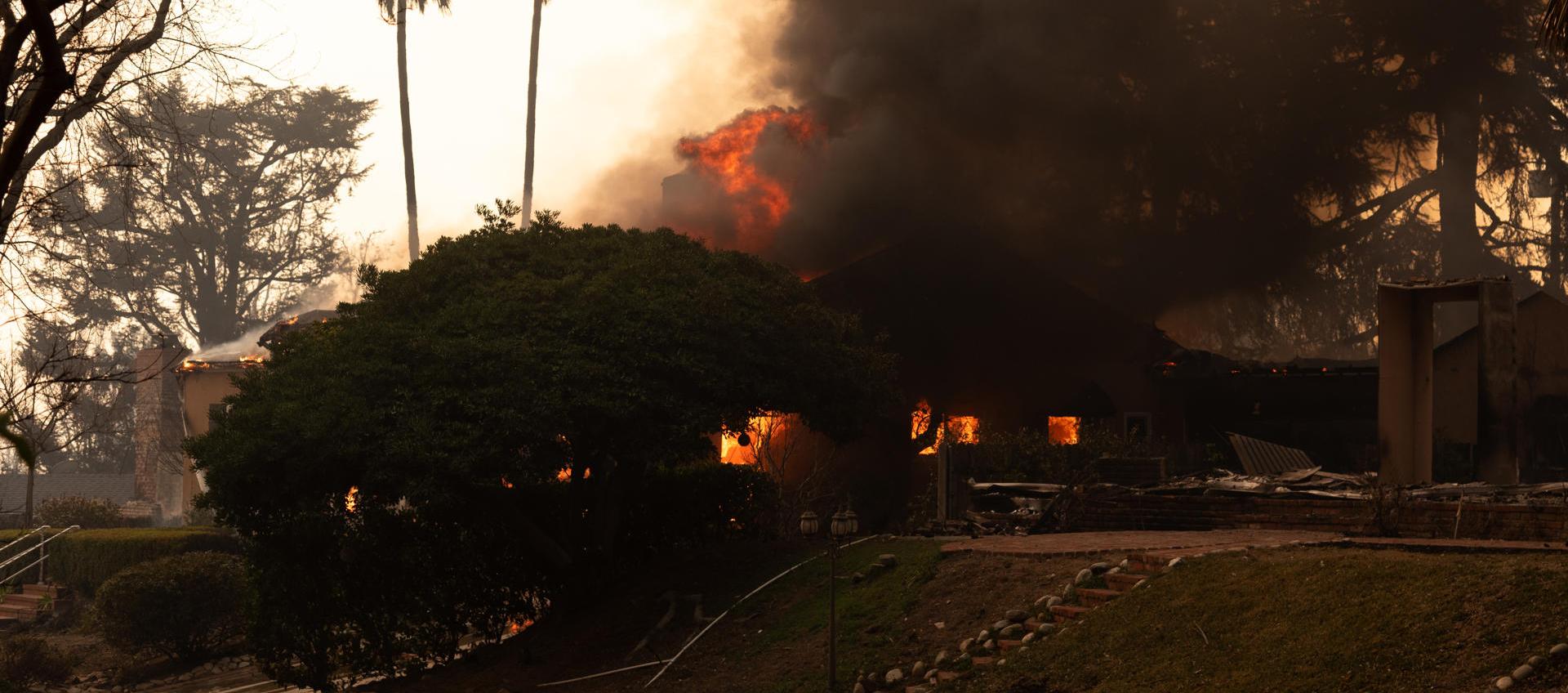 Casa en llamas en Altadena, California.