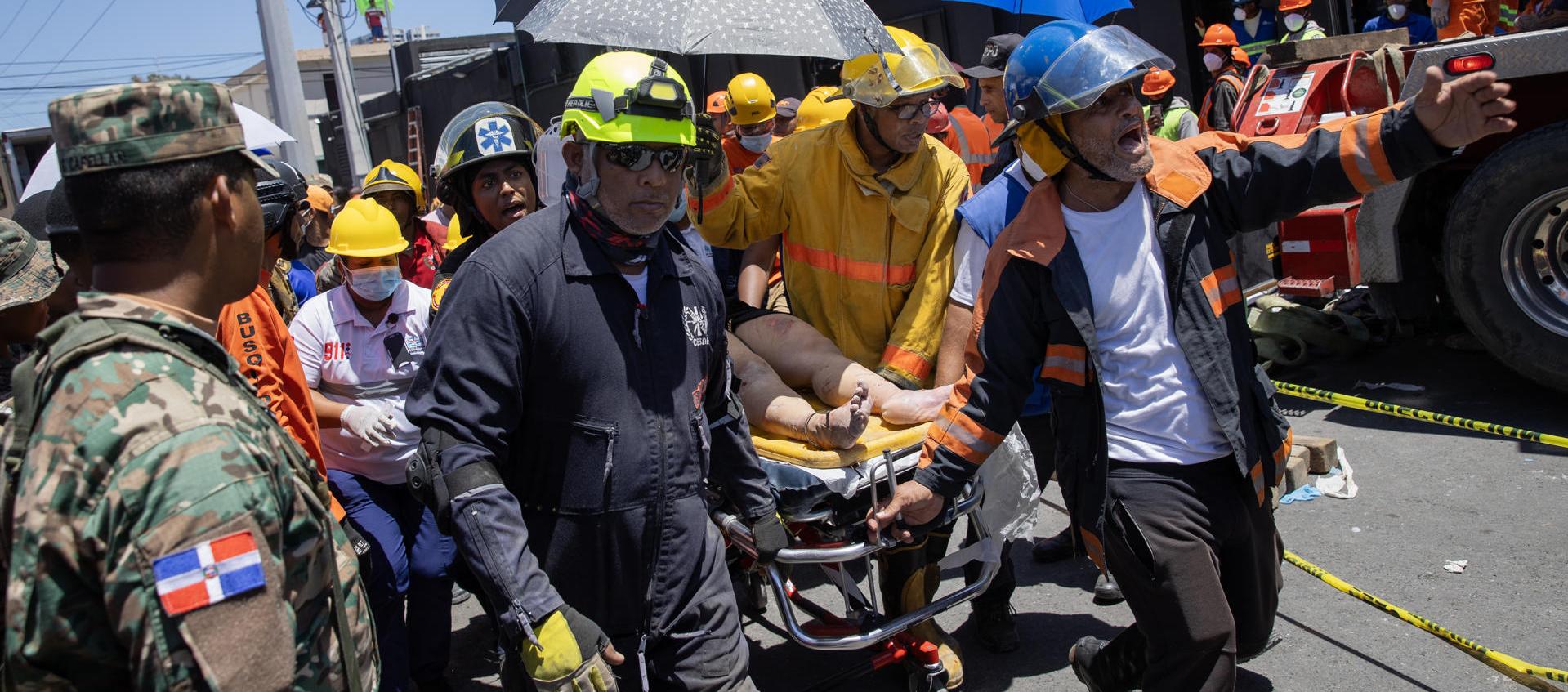 Mujer herida es evacuada por los equipos de rescate.