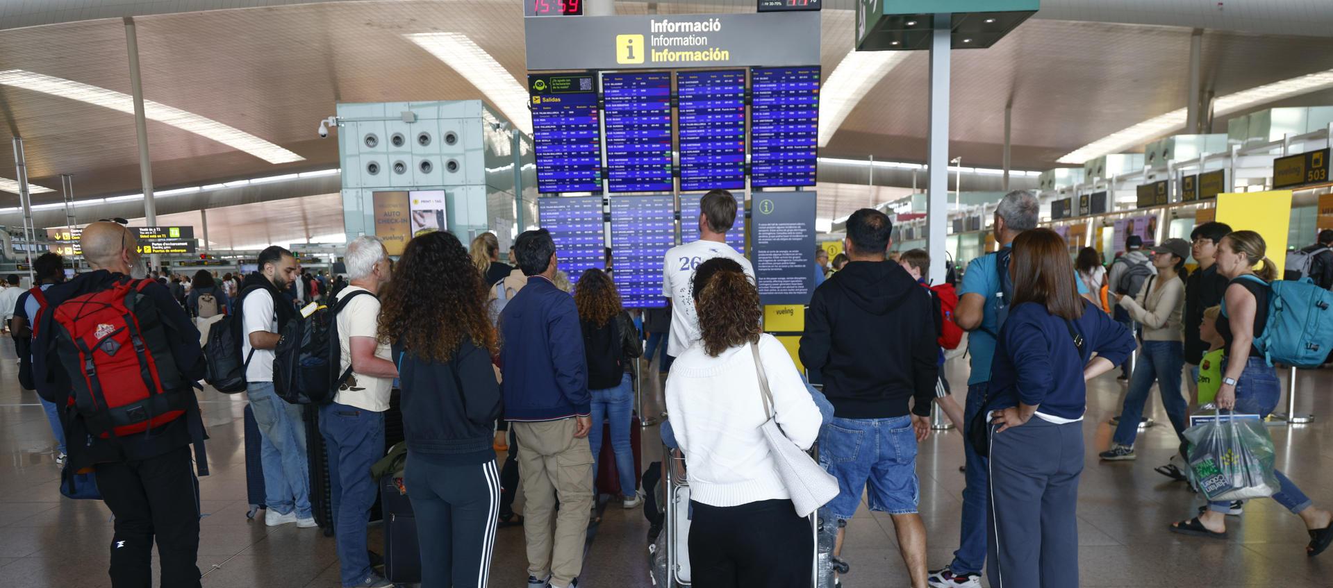 Viajeros en el aeropuerto de Barcelona, afectados por apagón.