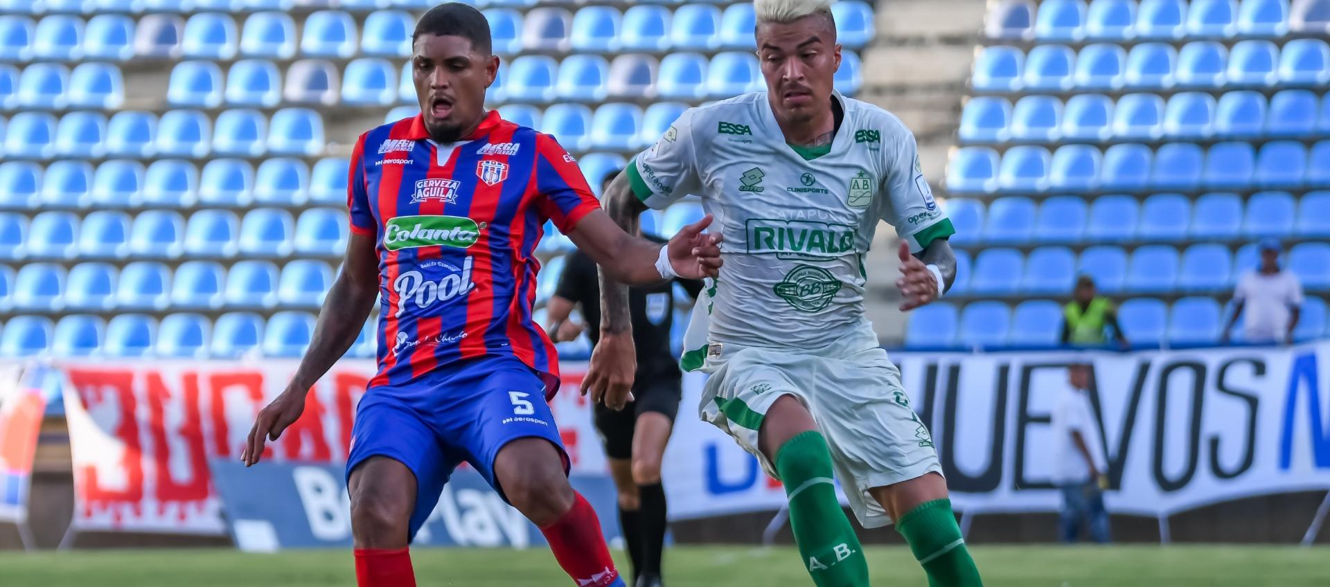 Martín Payares, defensa del Unión Magdalena, domina la pelota ante la marca de un jugador rival.
