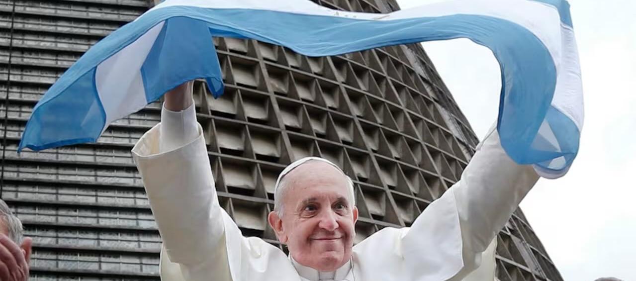 Francisco con la bandera de Argentina 
