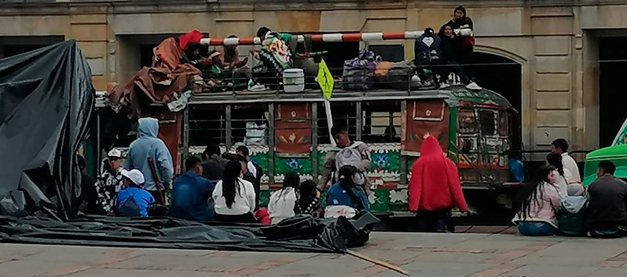 Comunidad indígena en la Plaza Bolívar de Bogotá.