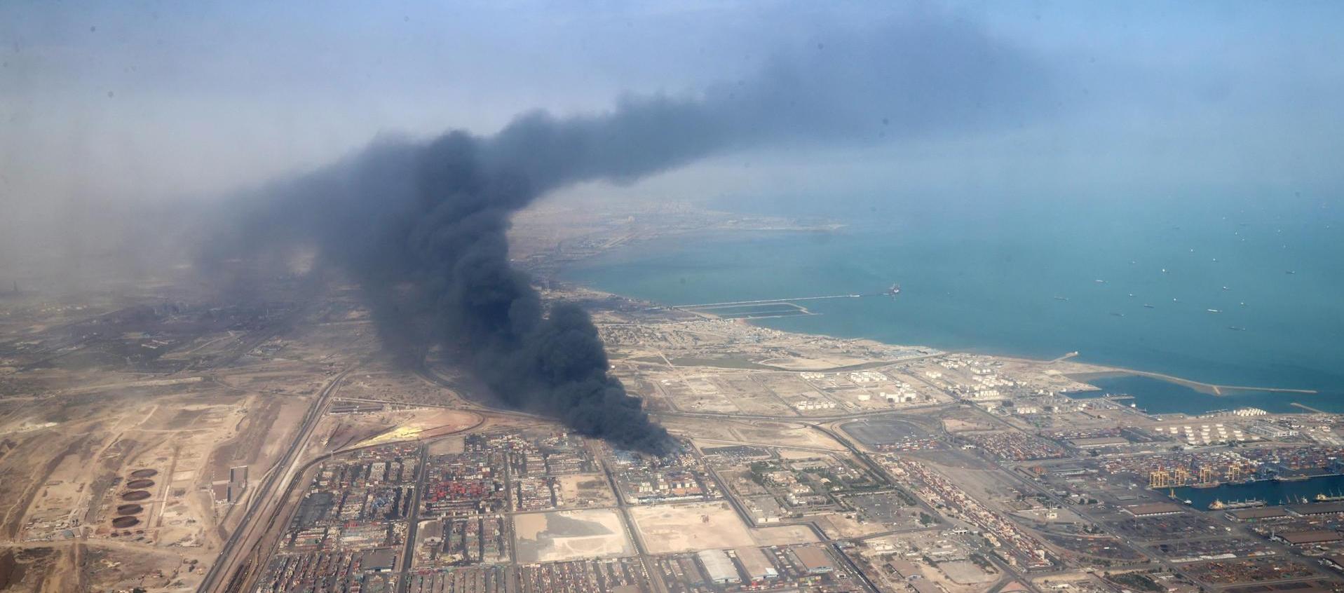 Columna de humo que sale del puerto de Rajai, en la ciudad de Bandar Abás, en el sur de Irán.